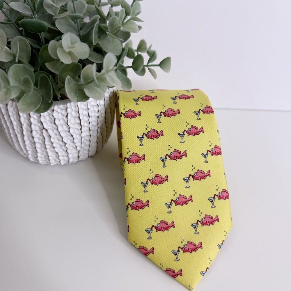 NWOT Alynn Men's Silk Necktie Drinks‎ Like A Fish Yellow Red 3 1/4 x 59 1/2"
